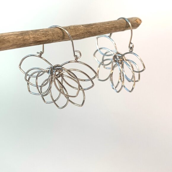 NEW~ Anthropologie Floral Pop-Up Post Earrings - Picture 8 of 9